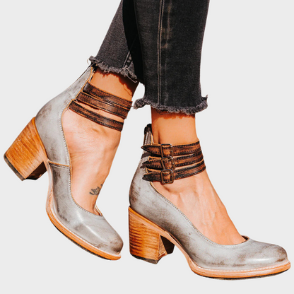 Clara – Schuhe mit Absatz und Schnallenriemen