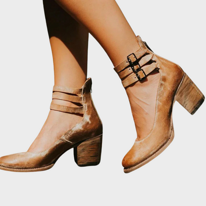 Clara – Schuhe mit Absatz und Schnallenriemen