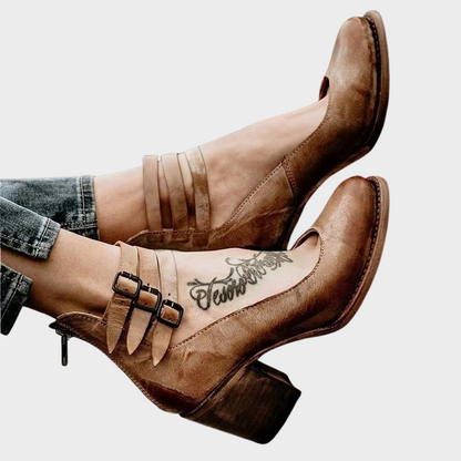 Clara – Schuhe mit Absatz und Schnallenriemen