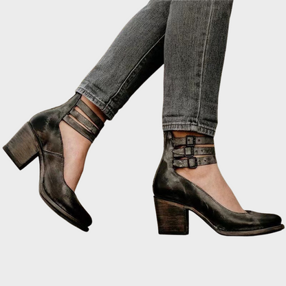 Clara – Schuhe mit Absatz und Schnallenriemen