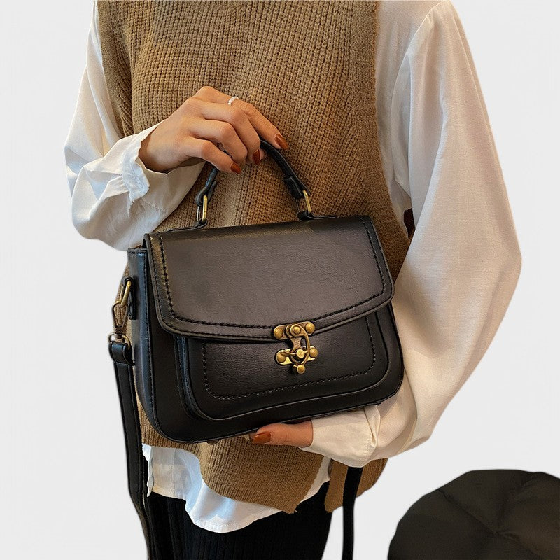 Nora. - Vintage Umhängetasche mit antikem Schloss