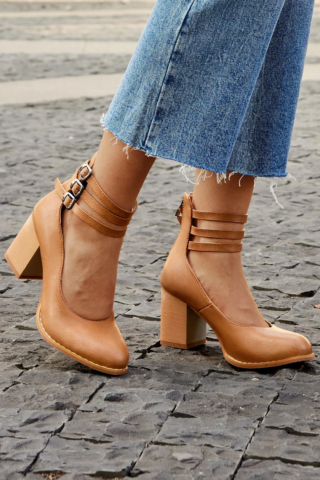 Casilda | Glatte Sandalen mit Knöchelriemen und dicker Sohle